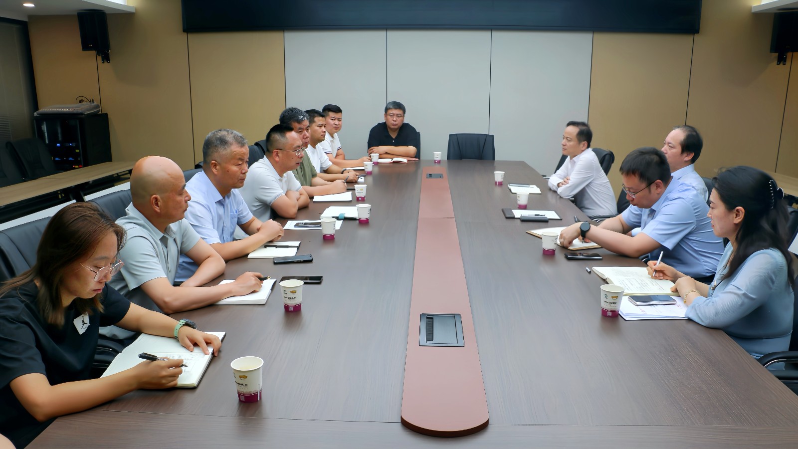 中陜核集團(tuán)黨委書記、董事長朱華平到二一四隊(duì)調(diào)研